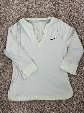 NWOT Vintage Nike Fit Dry V-Neck 3/4 Sleeve Performance Top | Pale Green | M